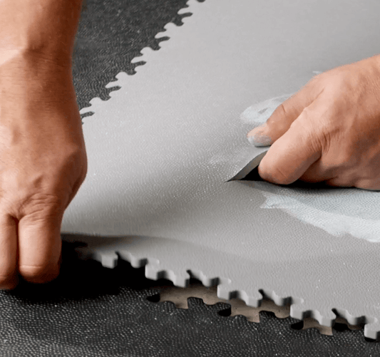 Illustration du processus de remplacement d'une dalle PVC endommagée.