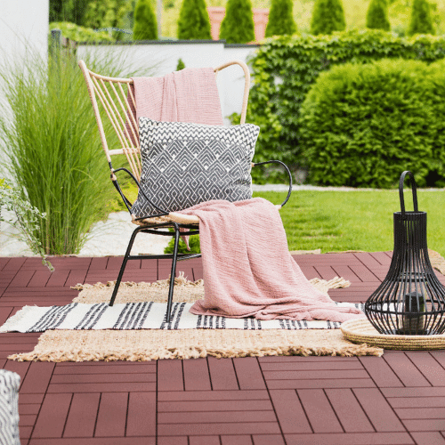Terrasse aménagée avec des dalles en polypropylène Hestra
