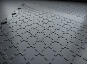 Vue rapprochée du système Airflow : canaux d'aération sous les dalles PVC Fortelock Invisible.