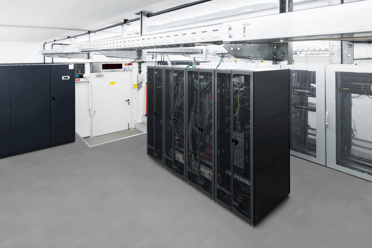 Dalles PVC Fortelock ESD grises installées dans un centre de données.