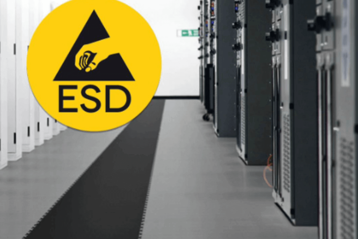 Dalles PVC Fortelock ESD grises et noires dans un centre de données.