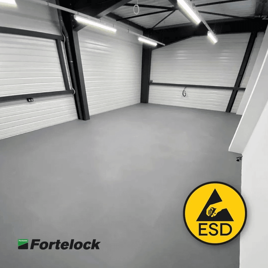Dalles PVC Fortelock ESD XL 4mm grises installées dans un centre de données.