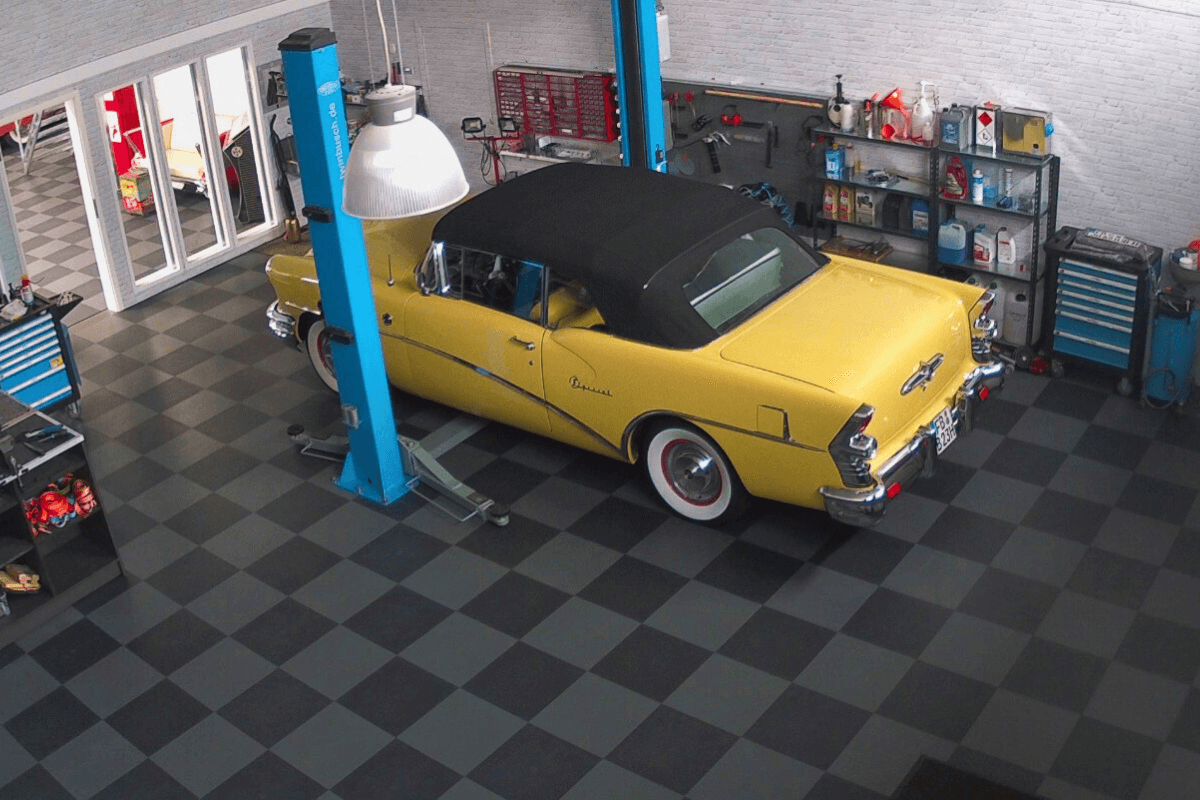 Sol de garage moderne et résistant en dalles PVC Fortelock Invisible graphite et noir.