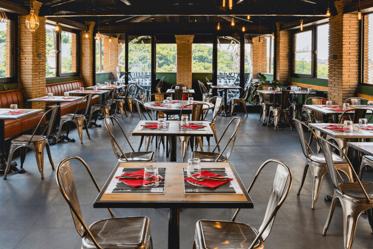 Intérieur de restaurant moderne avec un sol en dalles PVC Fortelock Invisible graphite.