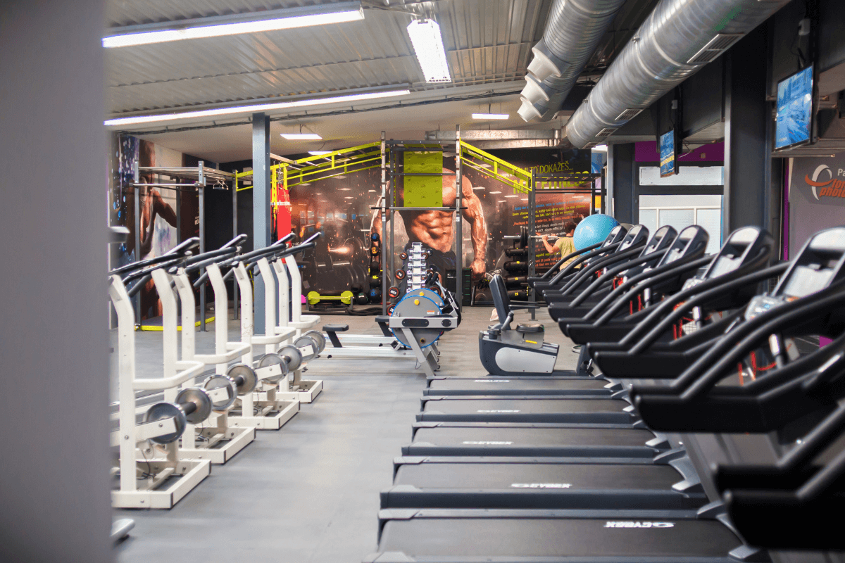 Salle de sport moderne avec un sol résistant en dalles PVC Fortelock XL graphite.