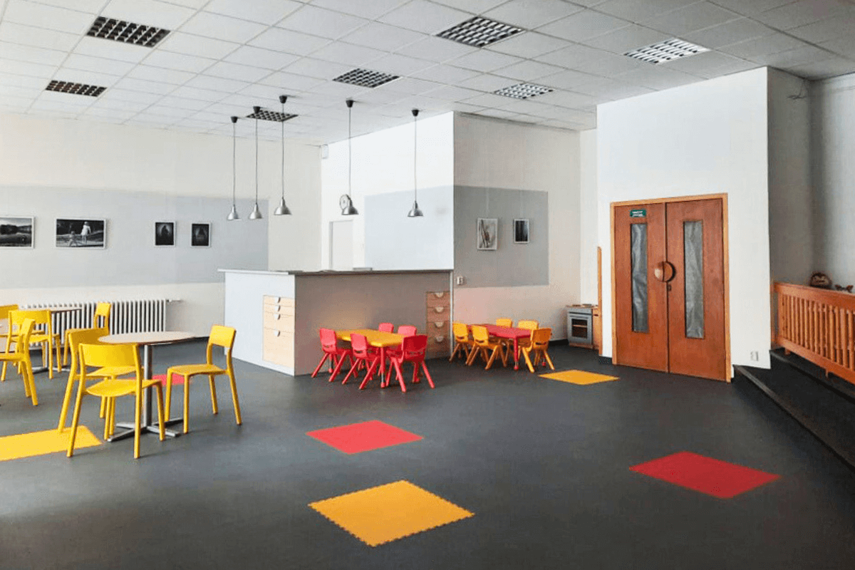 Dalles PVC Fortelock XL en graphite, jaune et rouge, installées dans un centre.