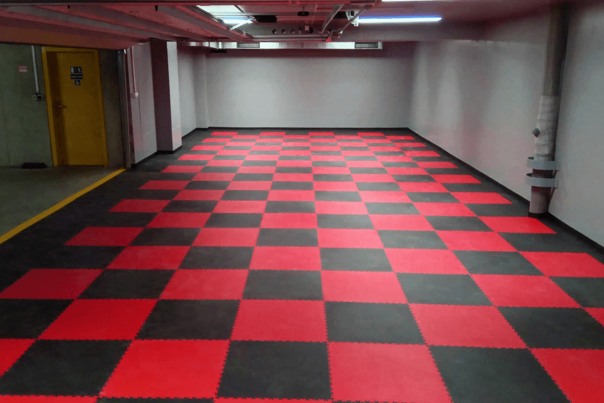 Sol de garage moderne avec dalles PVC Fortelock XL rouge et noir.