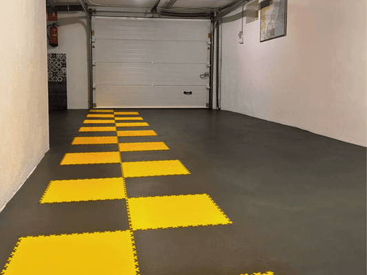 Dalles PVC 2020 Fortelock Industry - 7mm - Noir et jaune dans un garage