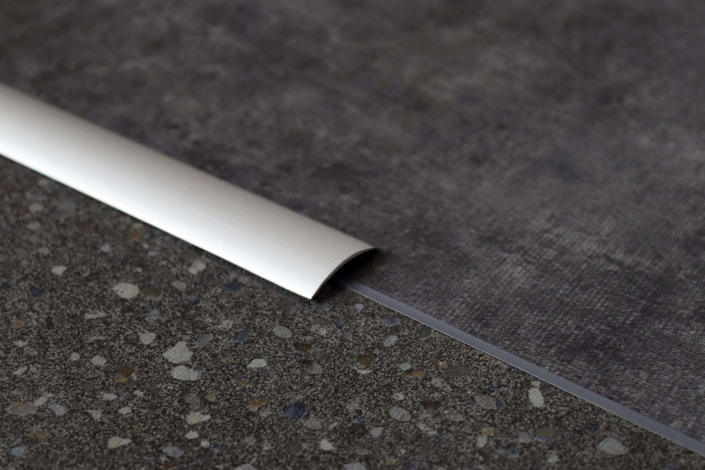 Profil de transition aluminium adhésif Fortelock Business – Photo du produit Matted.fr