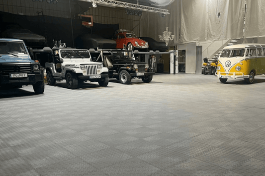 Dalles PVC Fortelock Industry Ultra 10 mm ECO grises, motif larmé, posées dans un garage