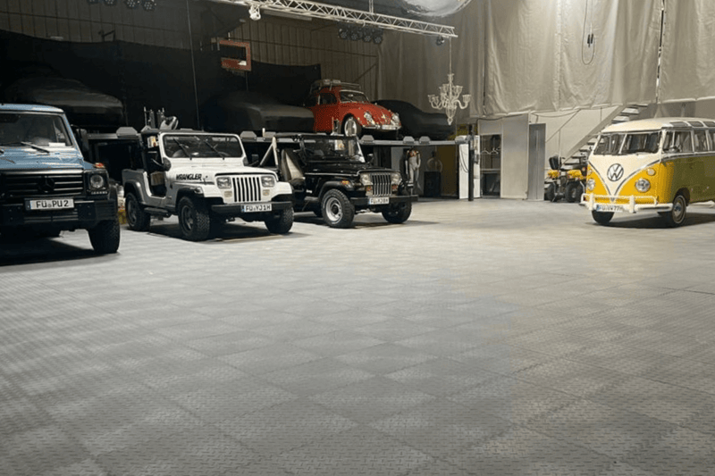 Dalles PVC Fortelock Industry Ultra 10 mm ECO grises, motif larmé, posées dans un garage
