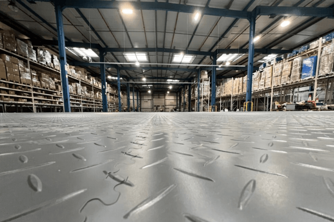 Entrepôt rénové avec des dalles PVC Fortelock Industry 