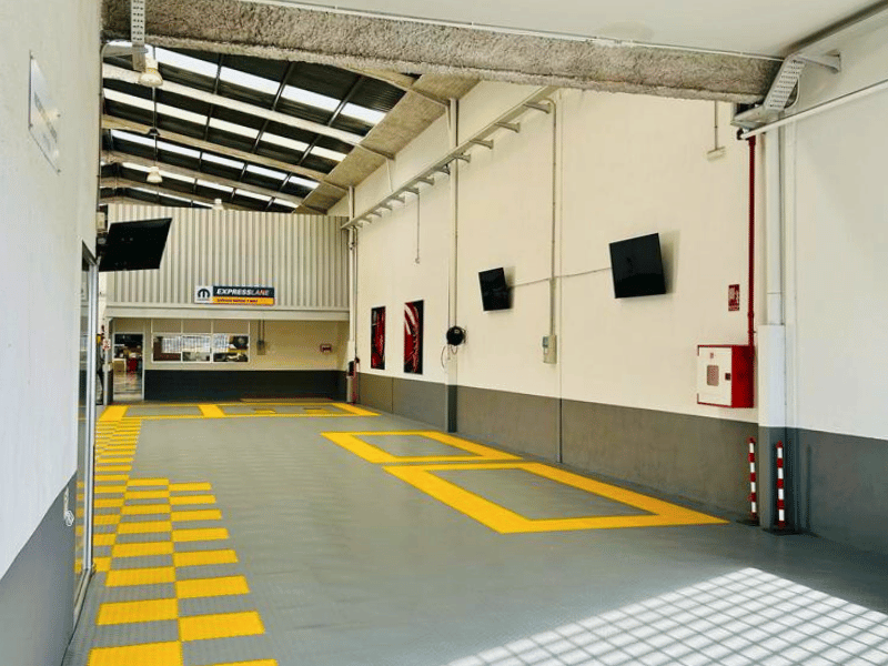 Image de l’article “Revêtement de Sols pour Garage : Les Dalles PVC Clipsables, un Choix Idéal” – Matted.fr