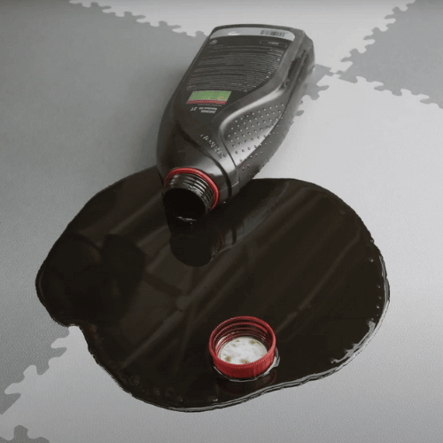 Image d'une tache d'huile à nettoyer sur les dalles PVC Fortelock
