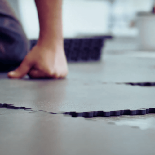 Installer des dalles PVC Fortelock dans votre garage : Un jeu d'enfant !