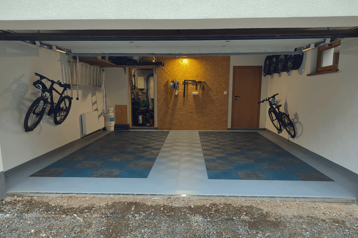 Dalle PVC Fortelock Industry ECO 7mm, motif larmé bleu, noir et gris clair, installée dans un garage.