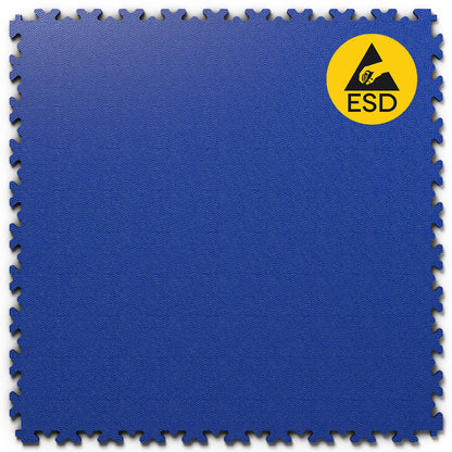 Dalle PVC clipsable Fortelock ESD 7mm - Bleue. Parfaite pour les espaces sensibles à l'électricité statique, tels que les salles informatiques, laboratoires et ateliers. Durable, esthétique et facile à poser.