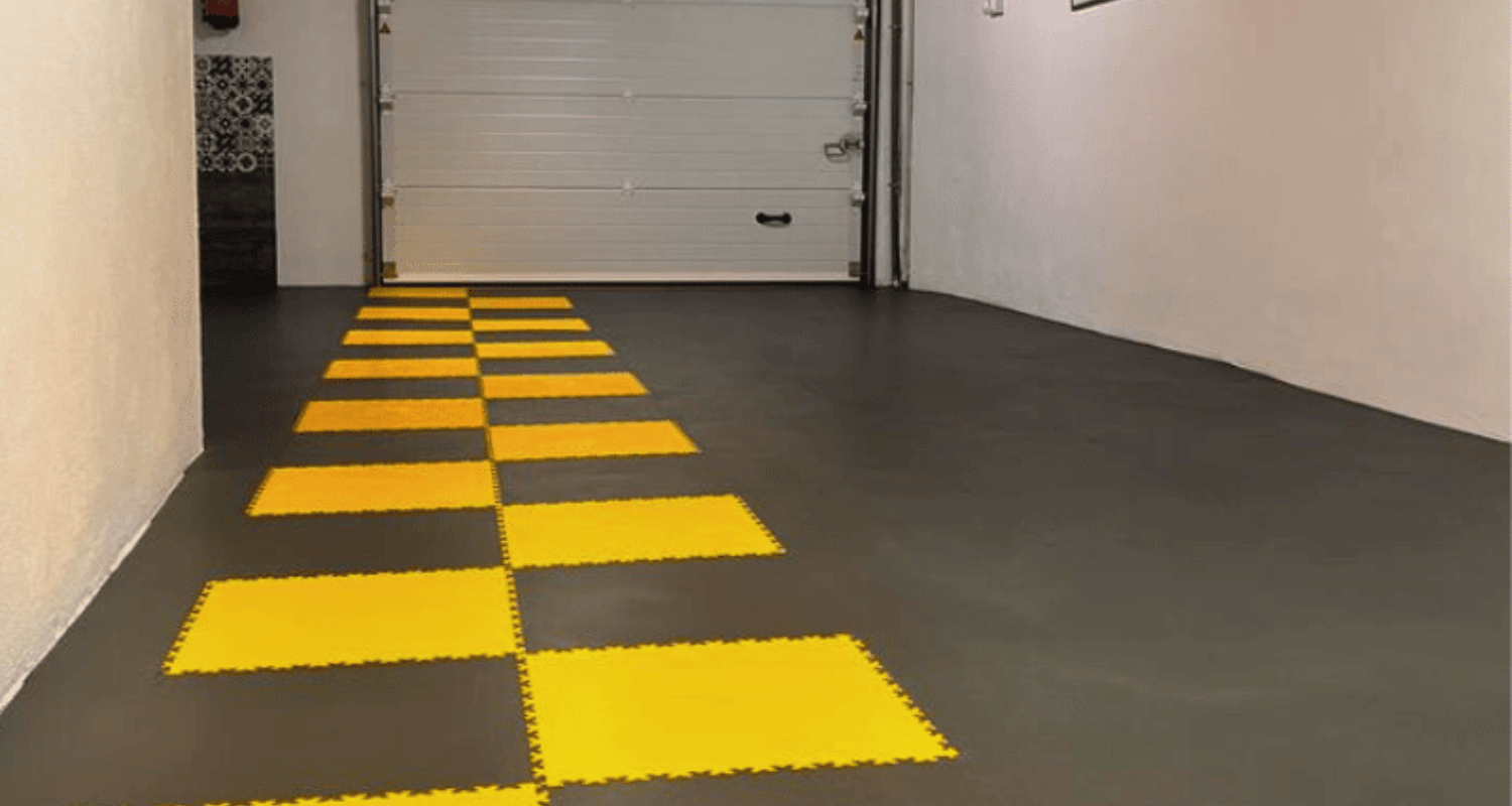 Garage avec dalles PVC Fortelock Industry Graphite et Jaune
