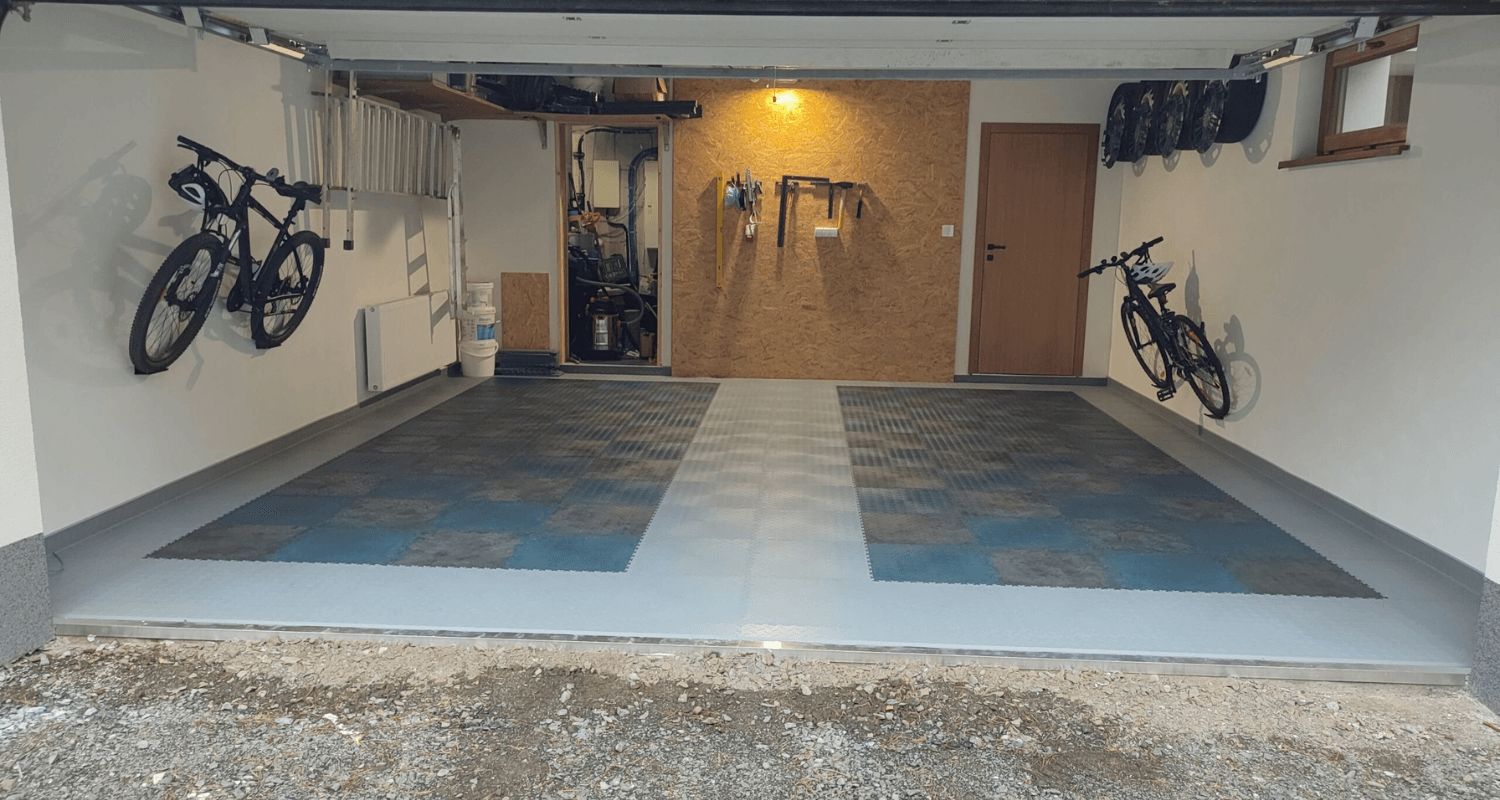 Dalles PVC Fortelock Industry ECO Bleu Noir et Gris Clair dans un garage