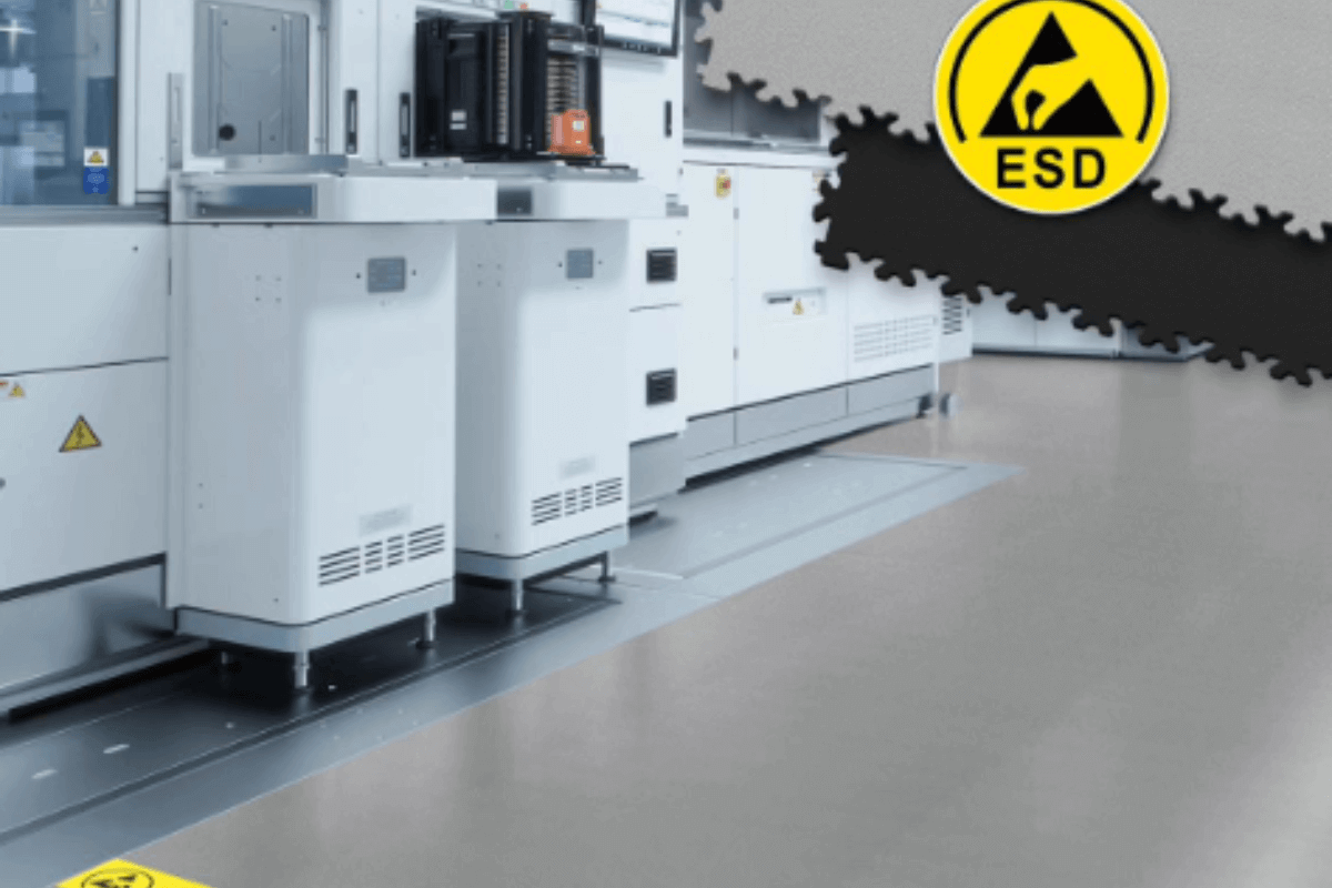Dalle PVC Fortelock ESD grise installée dans un laboratoire.