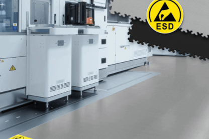 Dalle PVC Fortelock ESD grise installée dans un laboratoire.