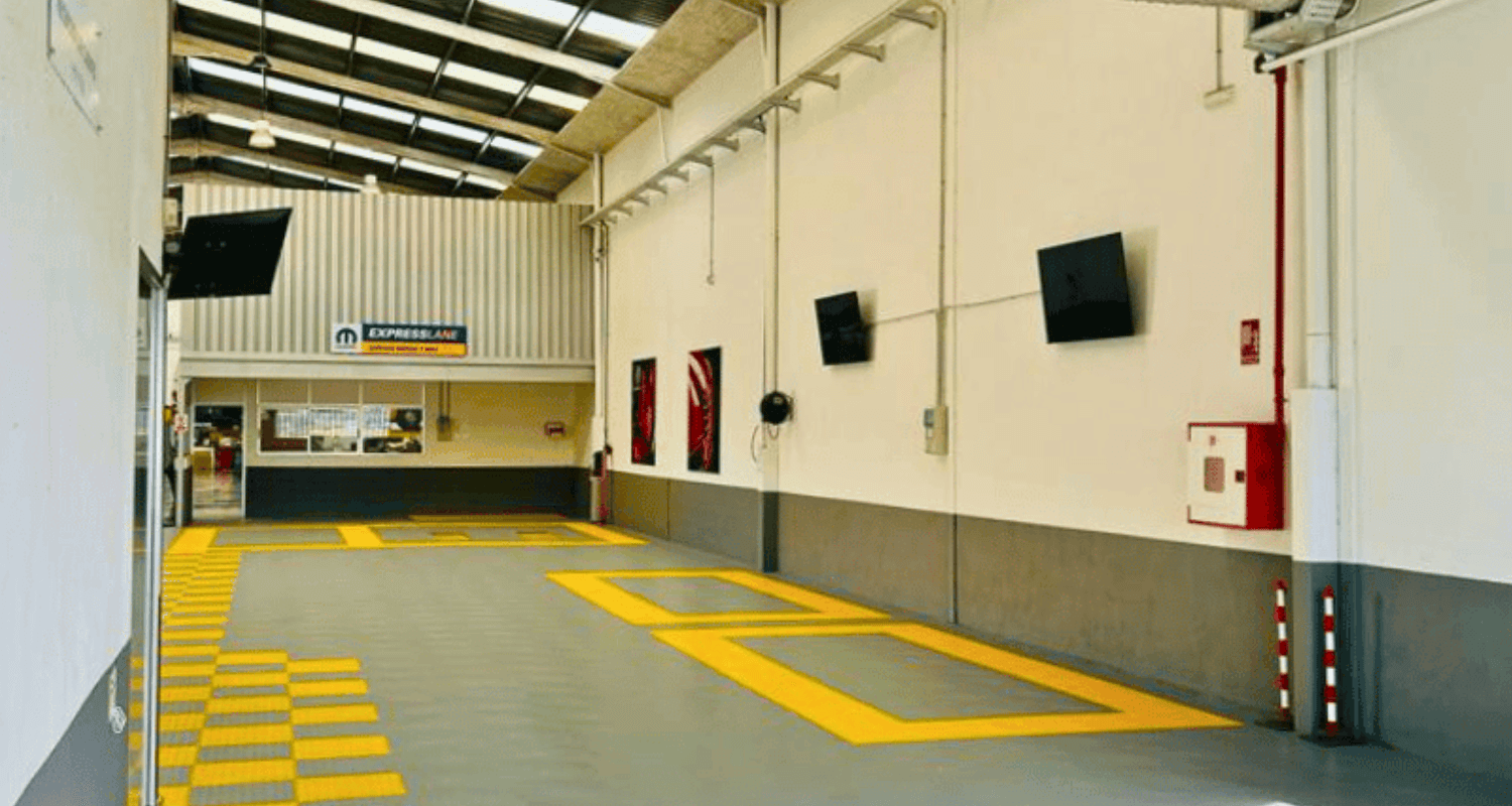 Dalles PVC Fortelock Industry Jaune et Gris dans un garage professionnel