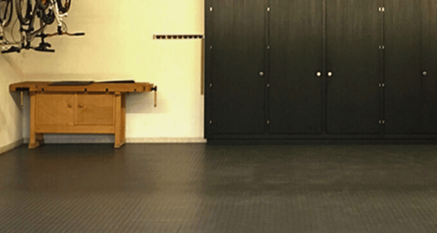 Garage-atelier avec dalles PVC Fortelock Industry Pastillées 2040 Noires