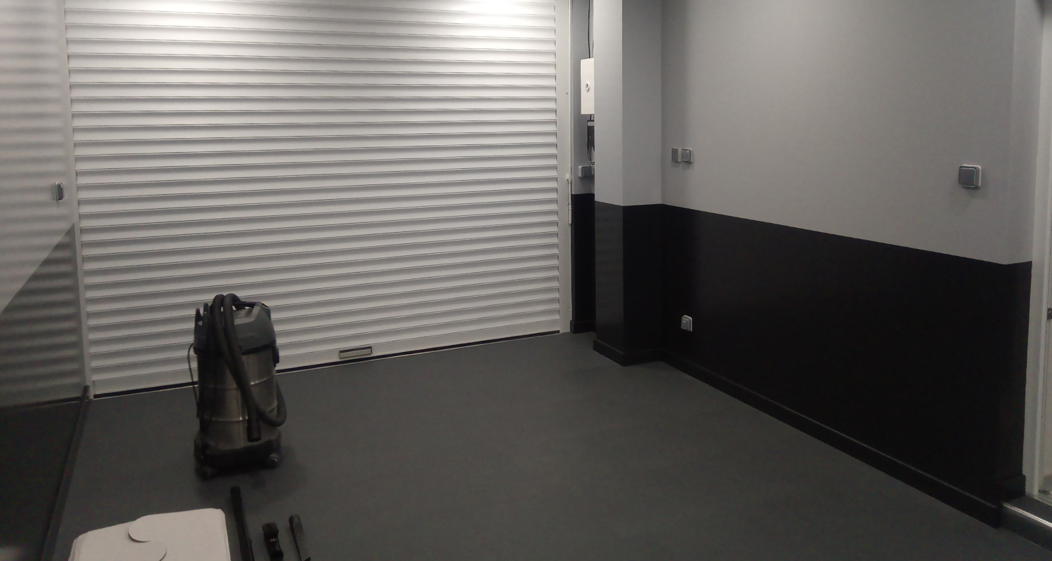 Garage moderne avec dalles PVC Fortelock Invisible Graphite Peau de Serpent