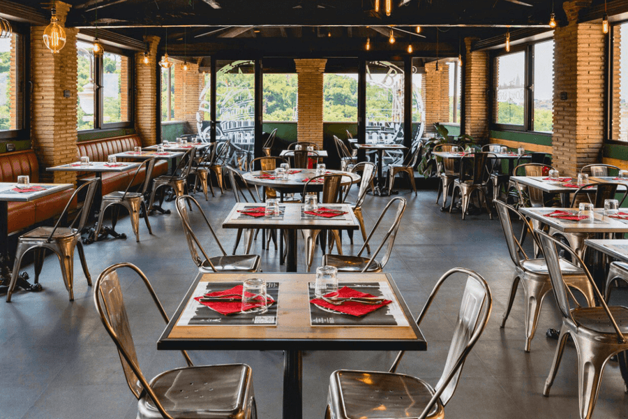 Fortelock Invisible 6,7 mm – graphite, dans un restaurant
