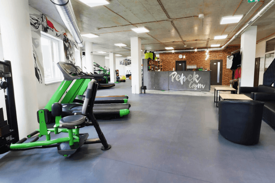 Fortelock XL 4 mm – graphite, dans une salle de fitness