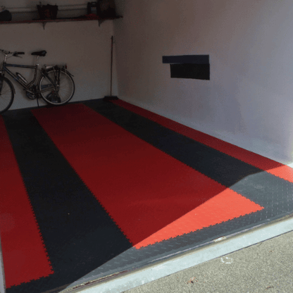 Garage moderne avec un sol résistant en dalles PVC Fortelock Industry noir et rouge.