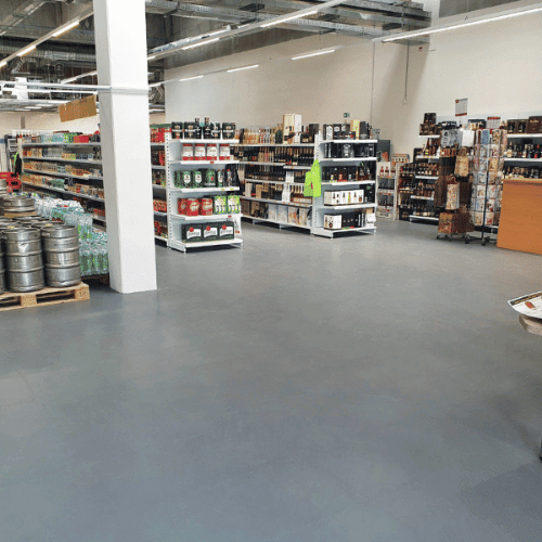 Sol en dalles PVC Fortelock Industry graphite dans un magasin.