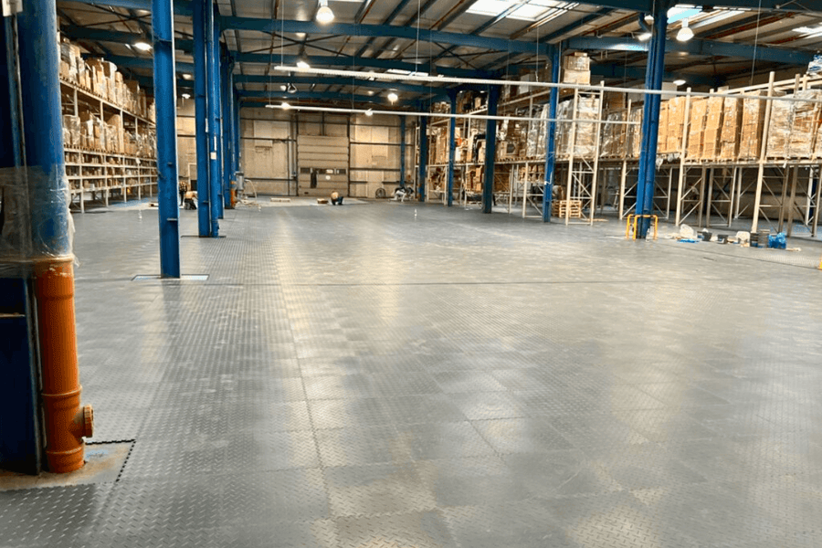 Grand entrepôt équipé de dalles Fortelock Industry Ultra