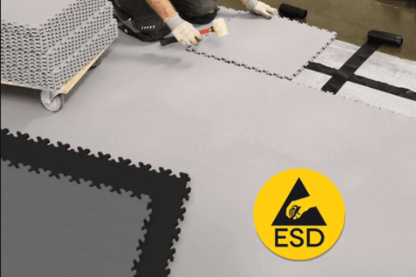 Pose de dalles PVC Fortelock Industry ESD grises.