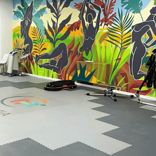 Dalles PVC Fortelock Industry grises et noires dans une salle de fitness moderne.