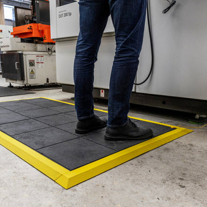 Fatigue-Step Solid ESD devant une machine, avec bordures jaunes (vendues séparément)
