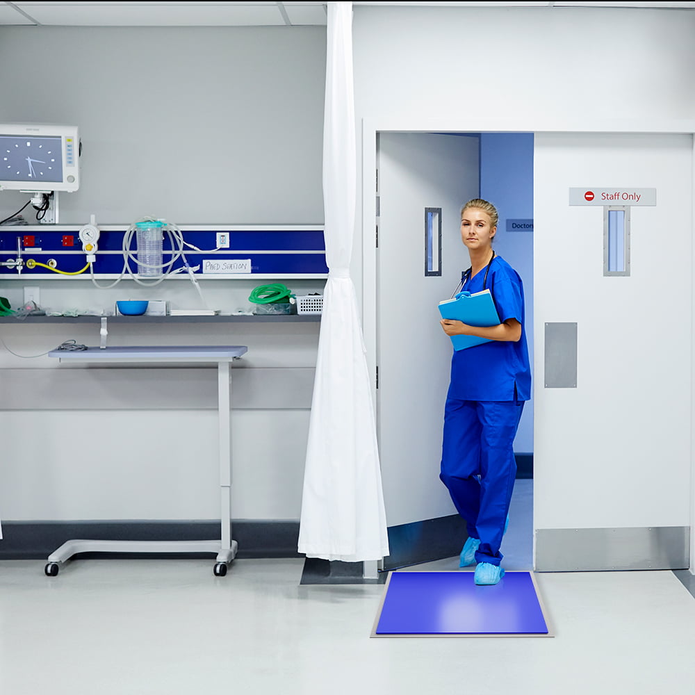 Tapis Clean-Step bleu à l'entrée d'un service hospitalier