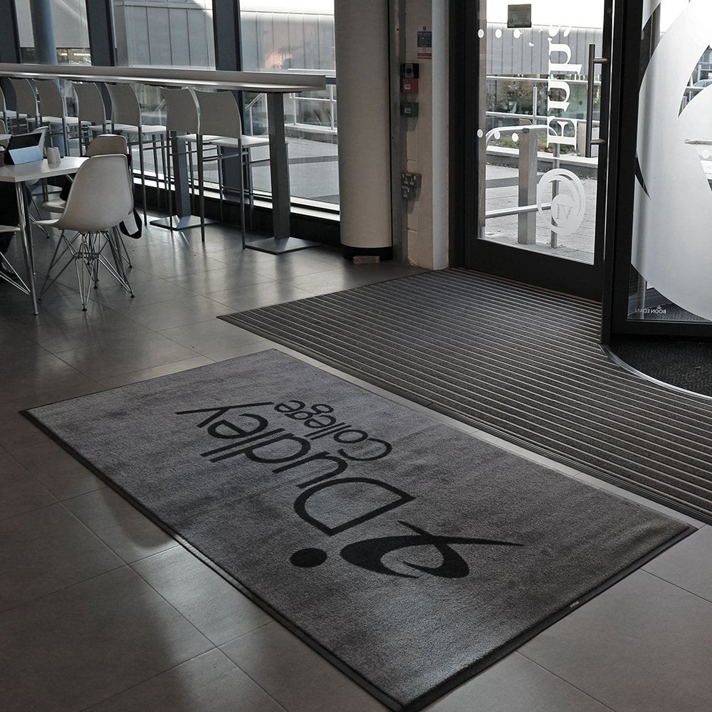 Tapis logo Logomat à l'entrée d'un commerce