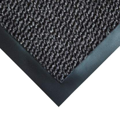 Tapis d'entrée Vyna-Plush noir/acier posé dans une entrée
