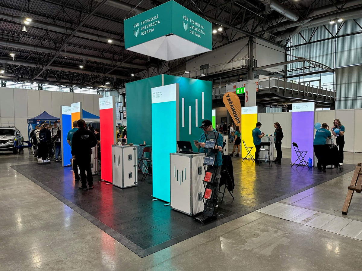 Dalles EVENT au sol d'un stand de salon professionnel